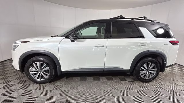 2023 Pearl White Tricoat/Super Black Nissan Pathfinder SL 4X4 SUV