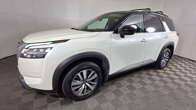 2023 Pearl White Tricoat/Super Black Nissan Pathfinder SL 4X4 SUV
