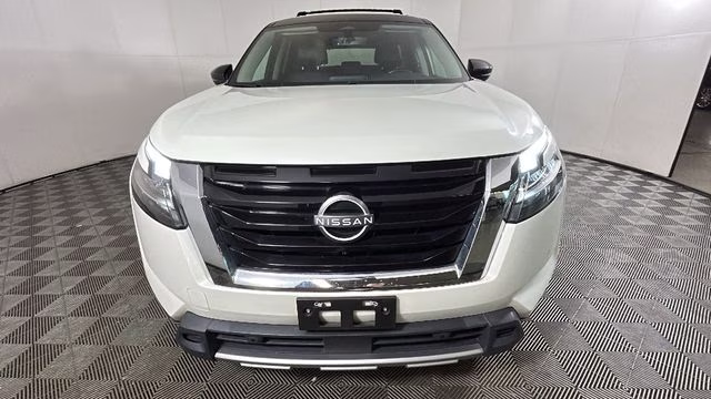 2023 Pearl White Tricoat/Super Black Nissan Pathfinder SL 4X4 SUV