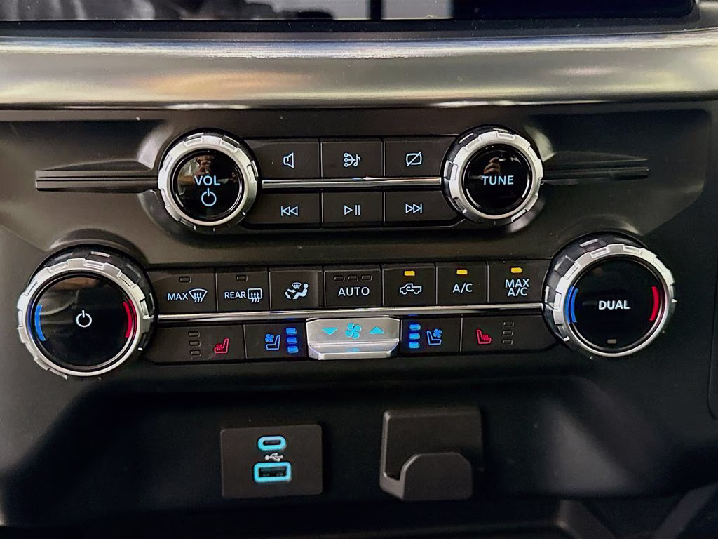 2022 Oxford White Ford F-150 Lariat 4X4 Truck