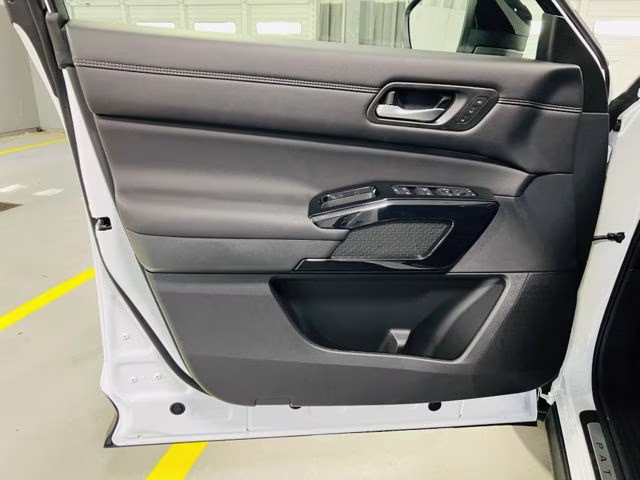 2026 Everest White Pearl Tricoat Nissan Pathfinder Platinum FWD SUV