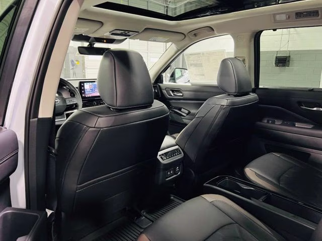 2026 Everest White Pearl Tricoat Nissan Pathfinder Platinum FWD SUV