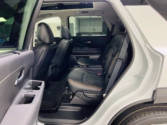 2026 Everest White Pearl Tricoat Nissan Pathfinder Platinum FWD SUV