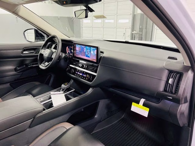 2026 Everest White Pearl Tricoat Nissan Pathfinder Platinum FWD SUV