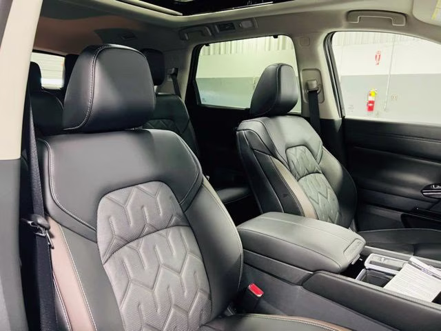2026 Everest White Pearl Tricoat Nissan Pathfinder Platinum FWD SUV