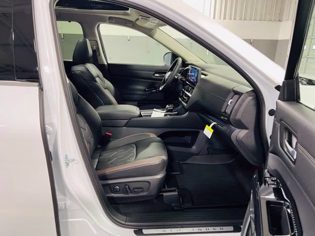 2026 Everest White Pearl Tricoat Nissan Pathfinder Platinum FWD SUV