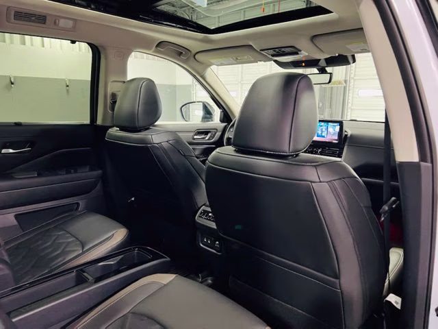 2026 Everest White Pearl Tricoat Nissan Pathfinder Platinum FWD SUV
