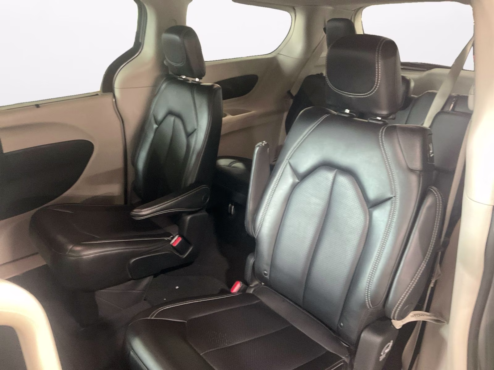 2023 Silver Mist Clearcoat Chrysler Pacifica Touring L FWD Van
