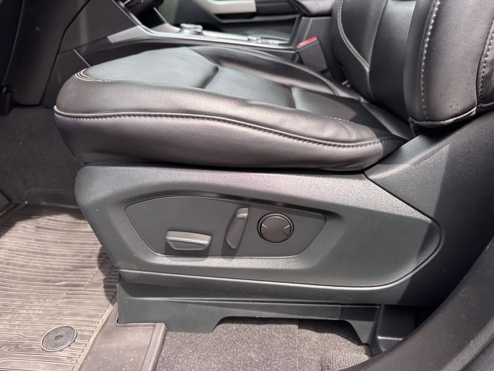 2023 Carbonized Gray Metallic Ford Explorer XLT 4WD 4X4 SUV