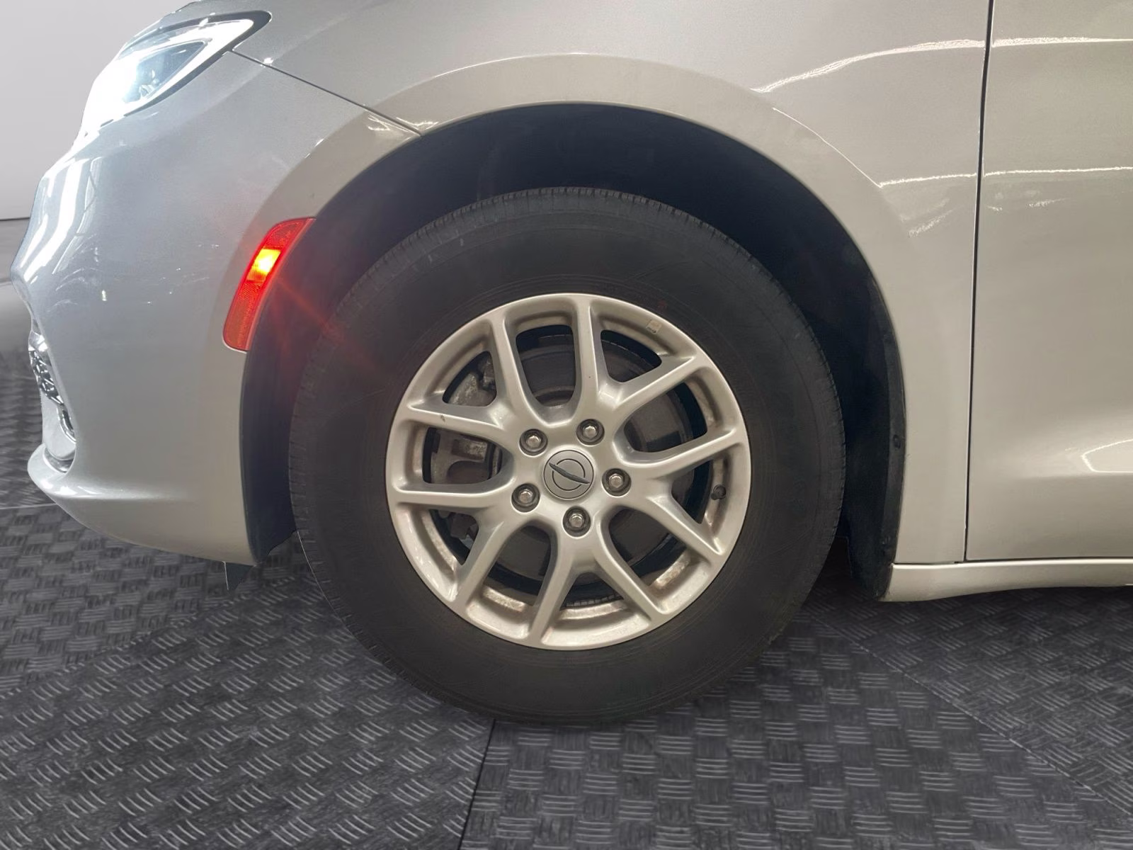 2023 Silver Mist Clearcoat Chrysler Pacifica Touring L FWD Van