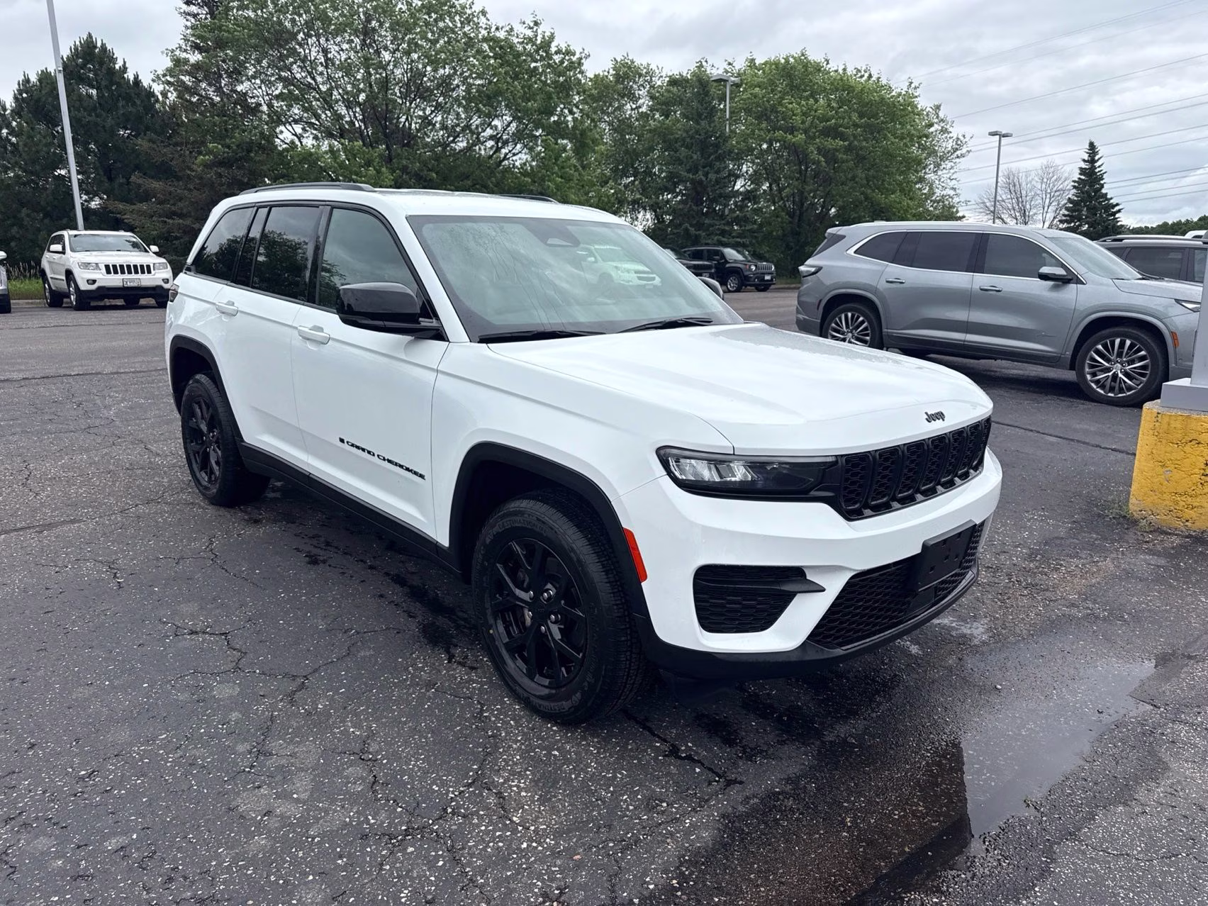 2024 Bright White Clearcoat Jeep Grand Cherokee Altitude 4X4 SUV
