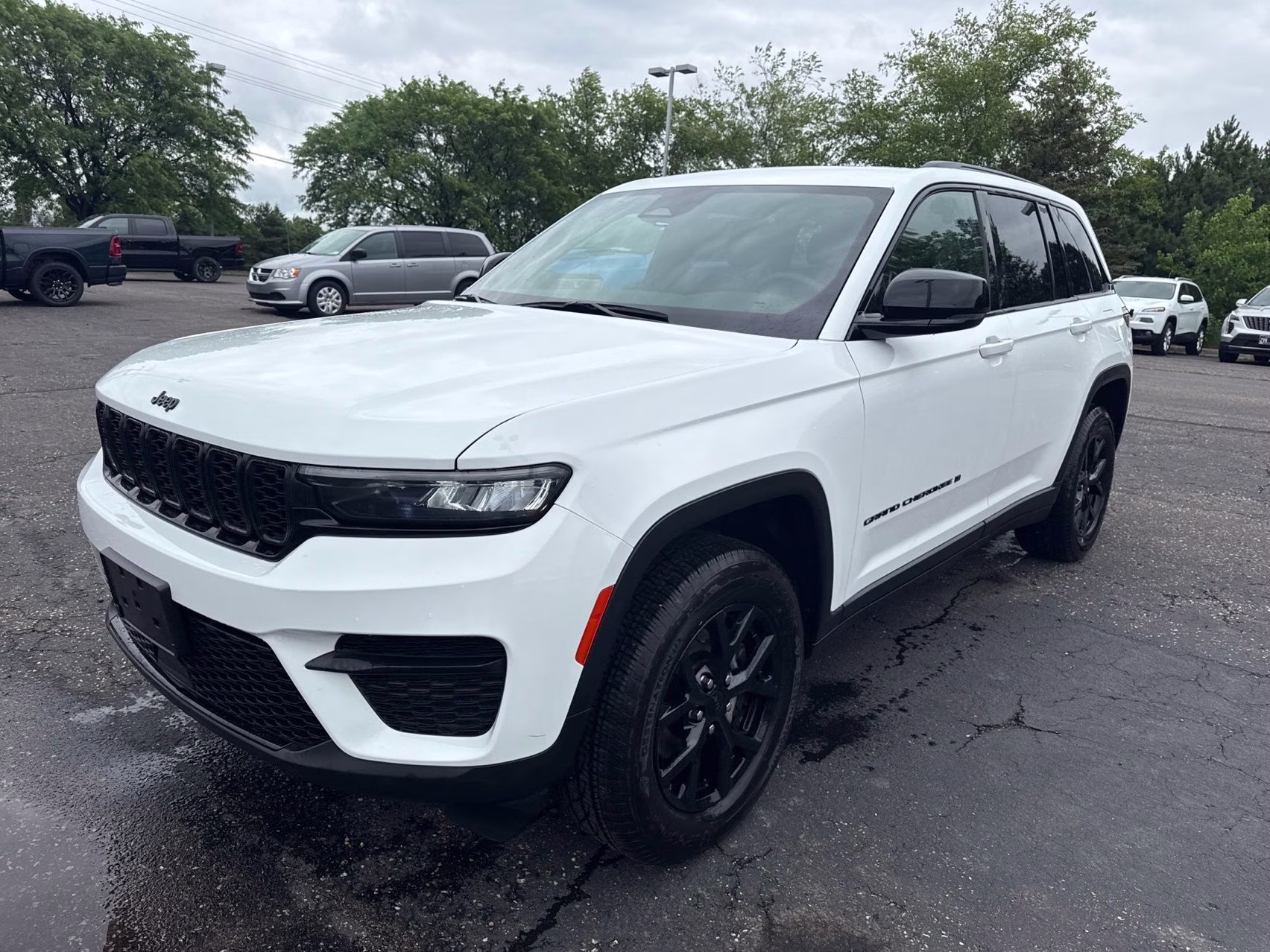2024 Bright White Clearcoat Jeep Grand Cherokee Altitude 4X4 SUV