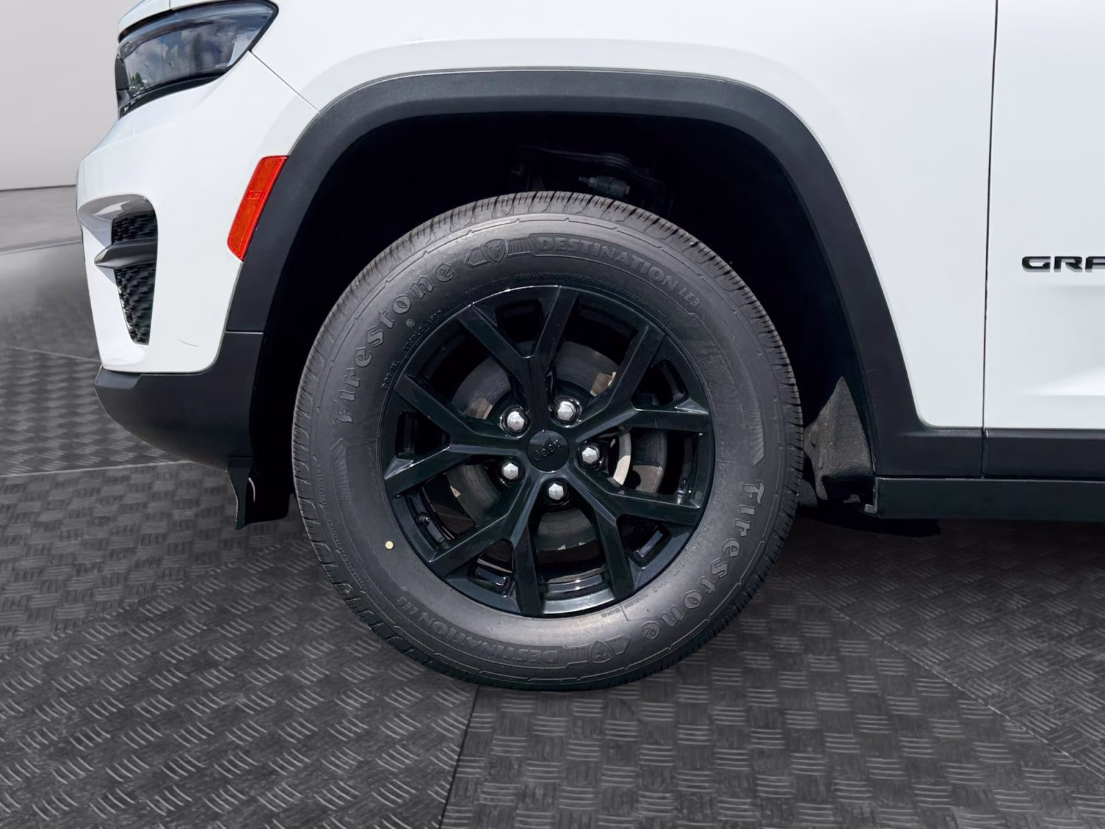 2024 Bright White Clearcoat Jeep Grand Cherokee Altitude 4X4 SUV