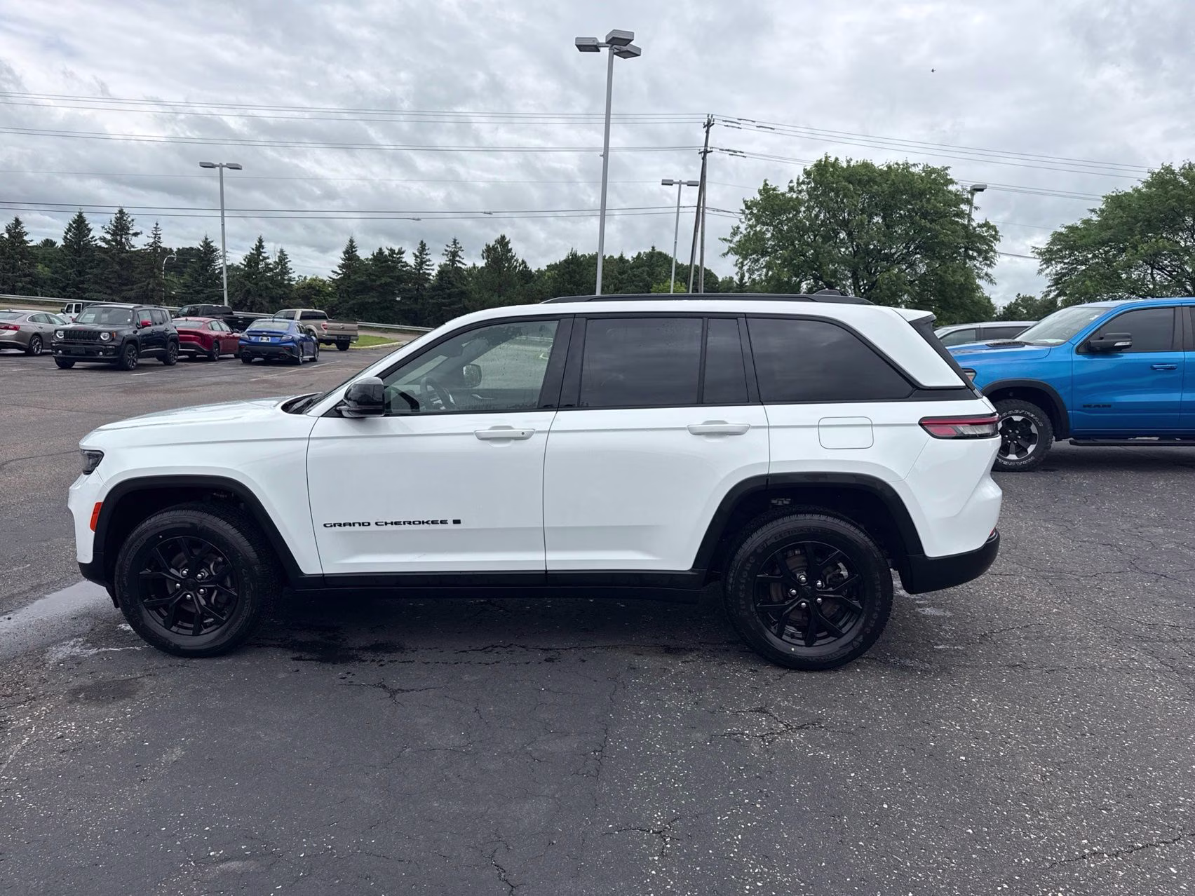 2024 Bright White Clearcoat Jeep Grand Cherokee Altitude 4X4 SUV