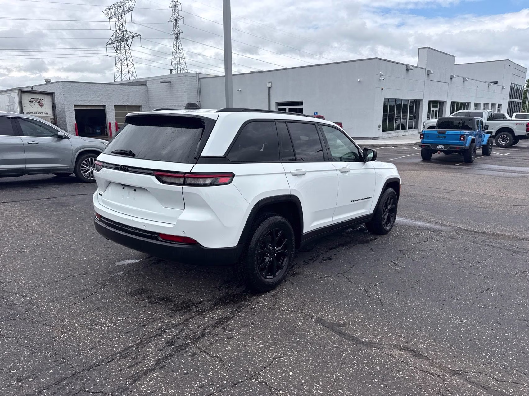 2024 Bright White Clearcoat Jeep Grand Cherokee Altitude 4X4 SUV