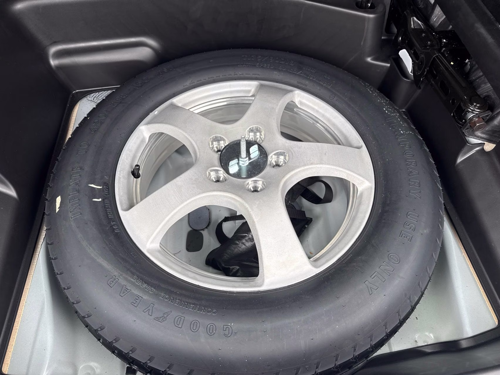 2024 Bright White Clearcoat Jeep Grand Cherokee Altitude 4X4 SUV