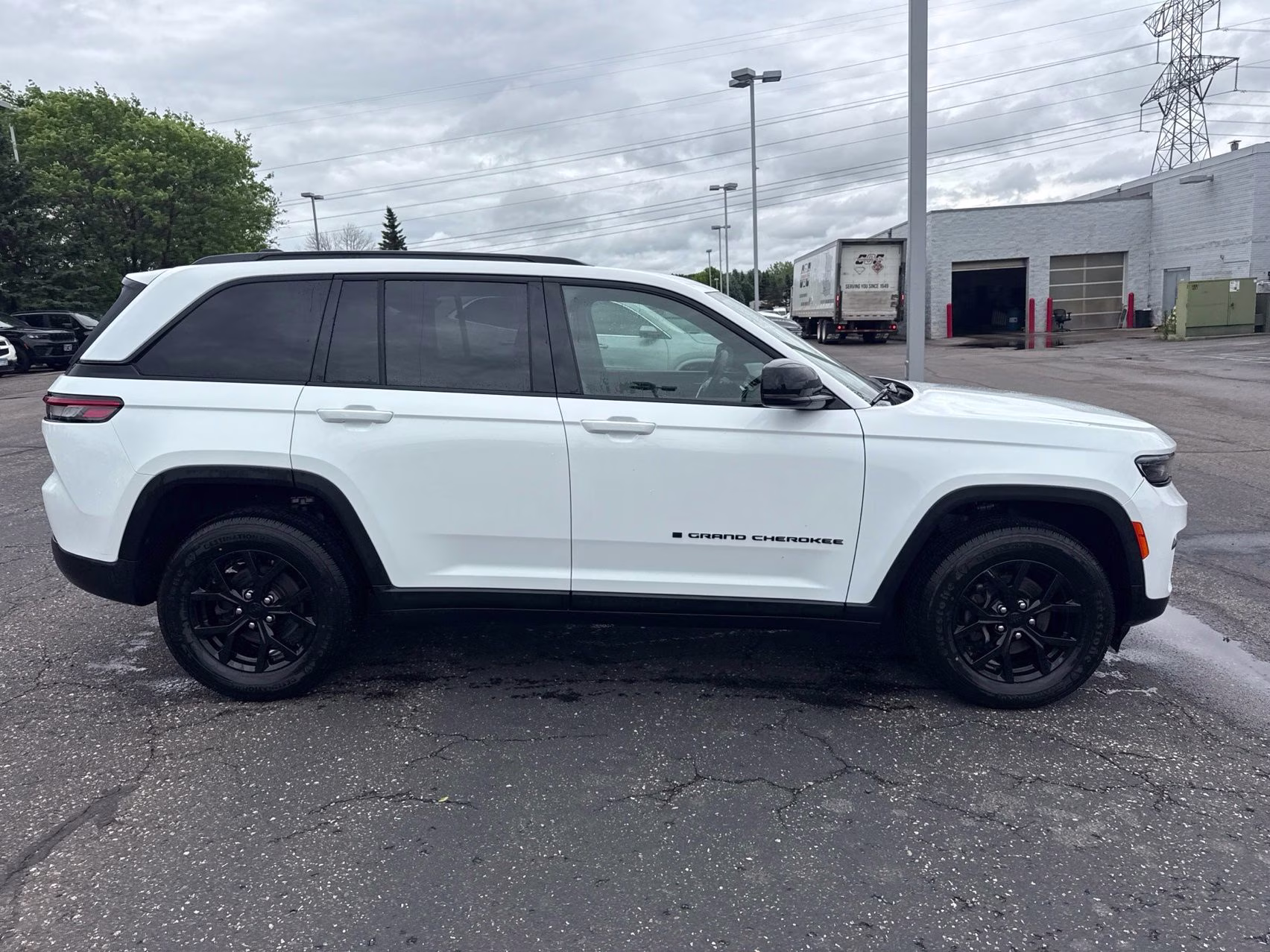 2024 Bright White Clearcoat Jeep Grand Cherokee Altitude 4X4 SUV