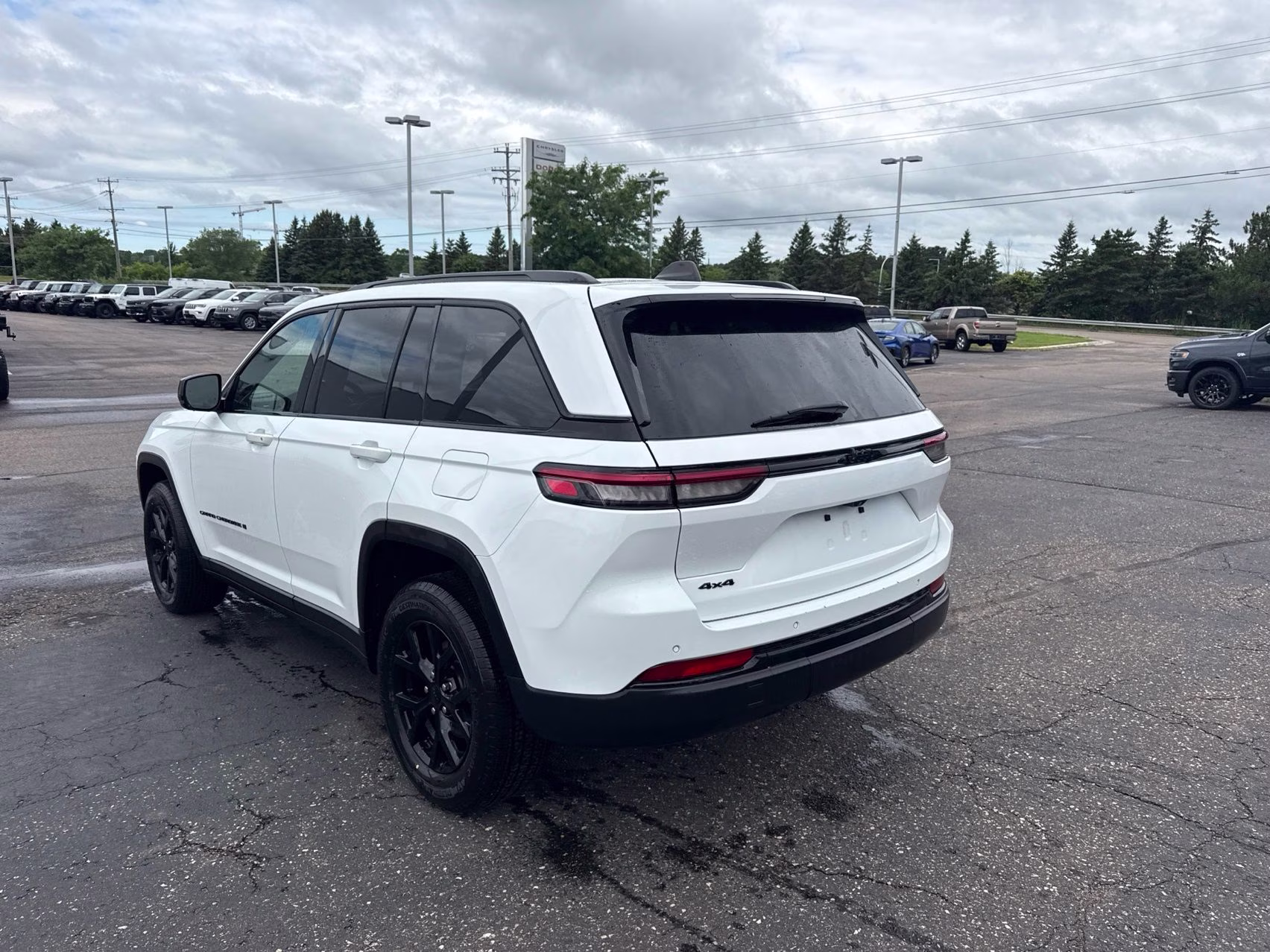 2024 Bright White Clearcoat Jeep Grand Cherokee Altitude 4X4 SUV