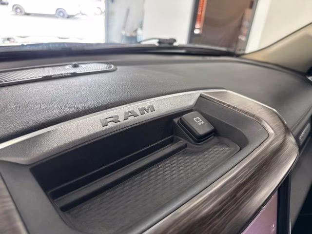 2020 Diamond Black Crystal Pearlcoat Ram 1500 Laramie 4X4 Truck