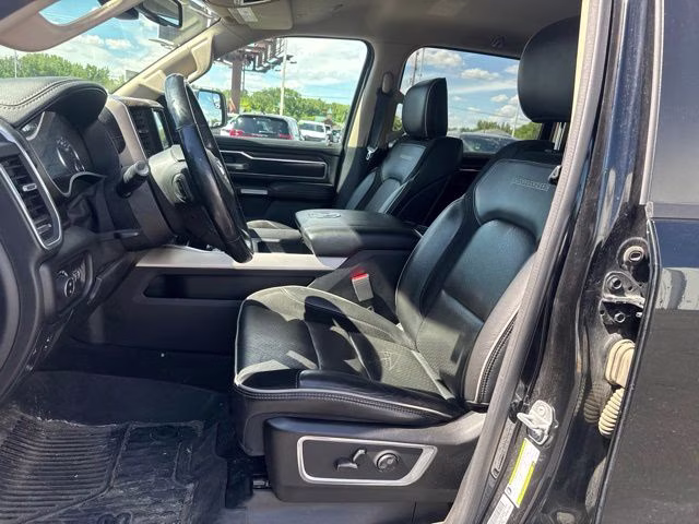 2020 Diamond Black Crystal Pearlcoat Ram 1500 Laramie 4X4 Truck