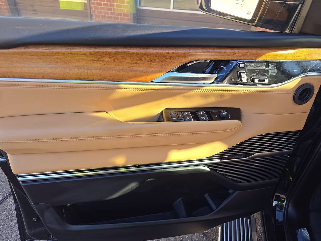 2023 Diamond Black Crystal Pearlcoat Jeep Grand Wagoneer L Series III 4X4 SUV