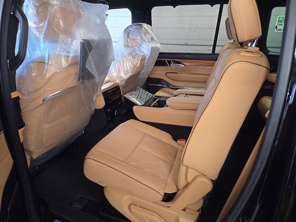 2023 Diamond Black Crystal Pearlcoat Jeep Grand Wagoneer L Series III 4X4 SUV