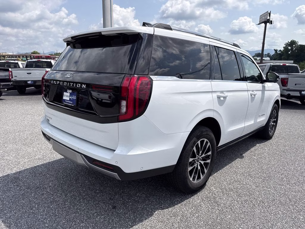 2025 Oxford White Ford Expedition Platinum 4X4 SUV