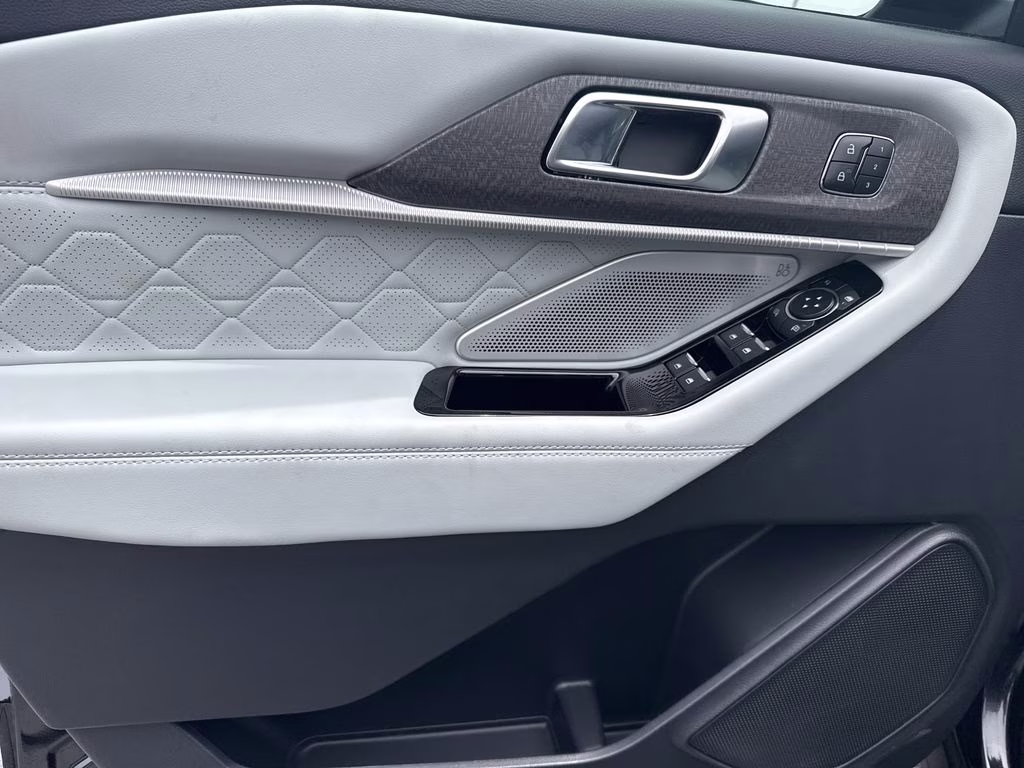 2025 Black Metallic Ford Explorer Platinum 4X4 SUV