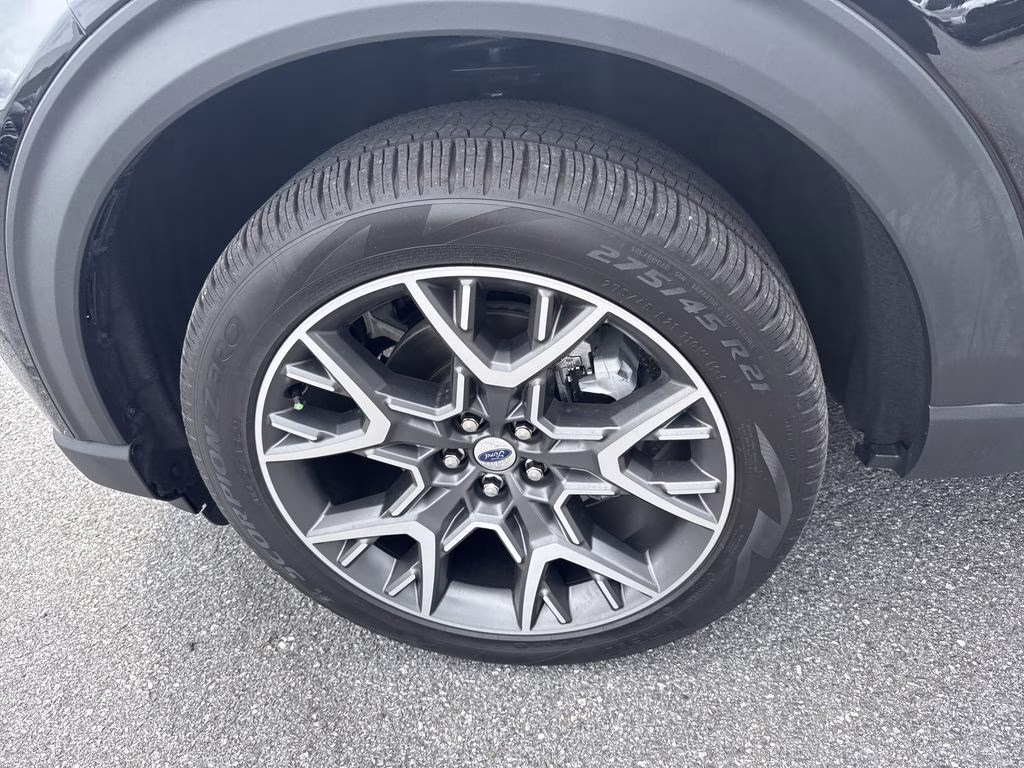 2025 Black Metallic Ford Explorer Platinum 4X4 SUV