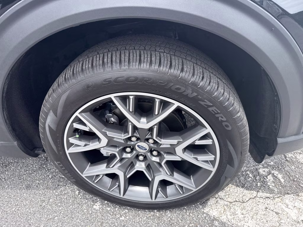 2025 Black Metallic Ford Explorer Platinum 4X4 SUV