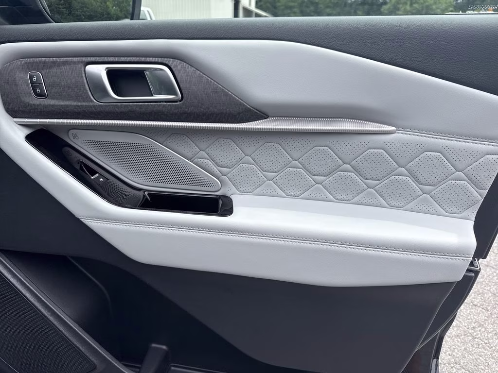 2025 Black Metallic Ford Explorer Platinum 4X4 SUV