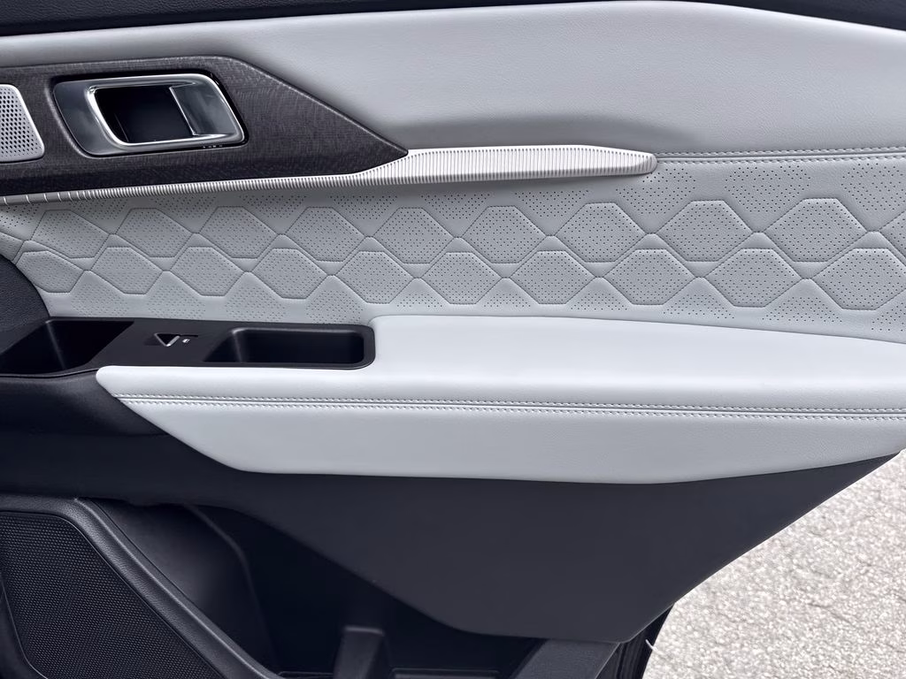 2025 Black Metallic Ford Explorer Platinum 4X4 SUV