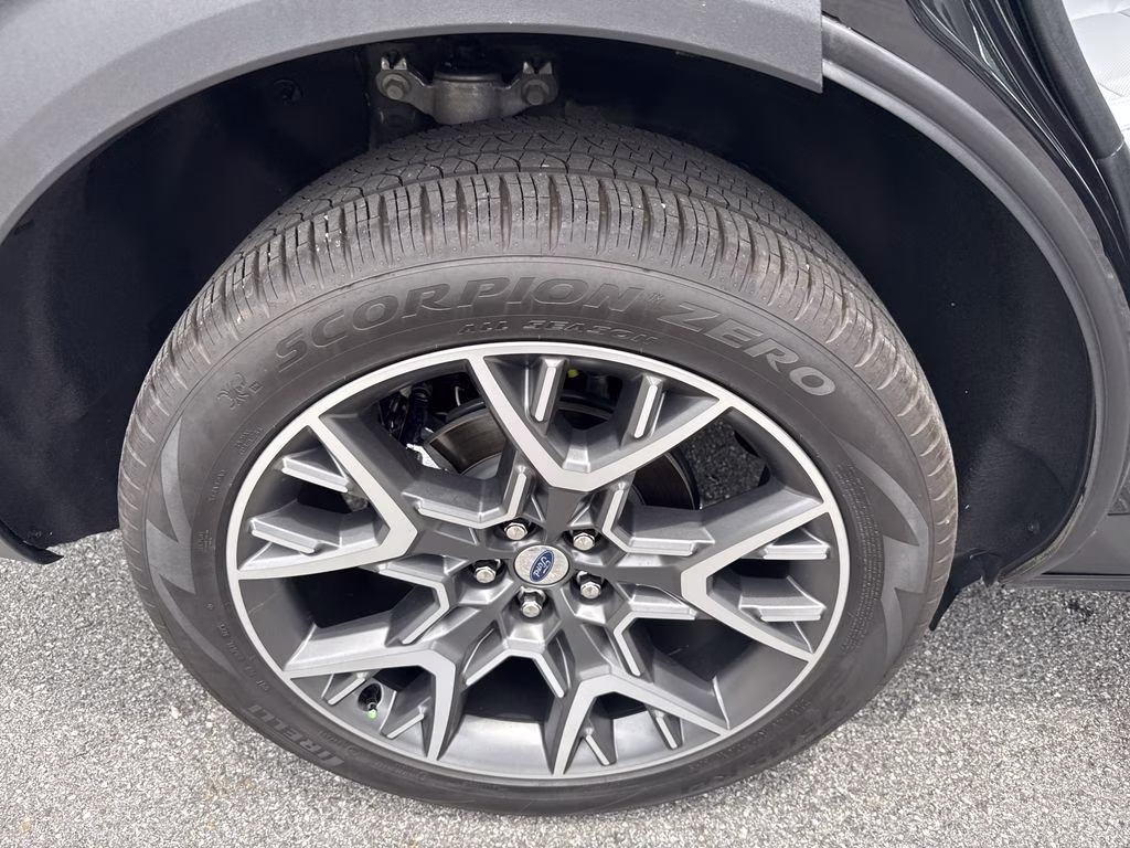 2025 Black Metallic Ford Explorer Platinum 4X4 SUV