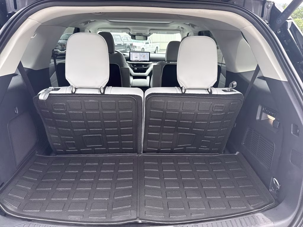 2025 Black Metallic Ford Explorer Platinum 4X4 SUV