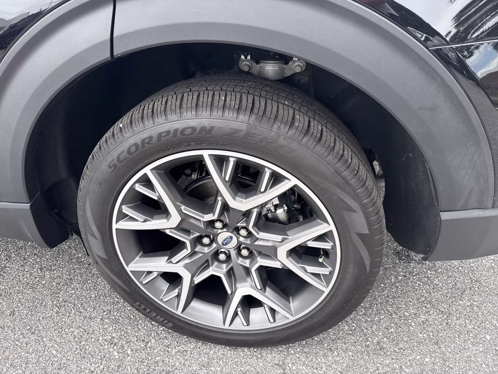 2025 Black Metallic Ford Explorer Platinum 4X4 SUV