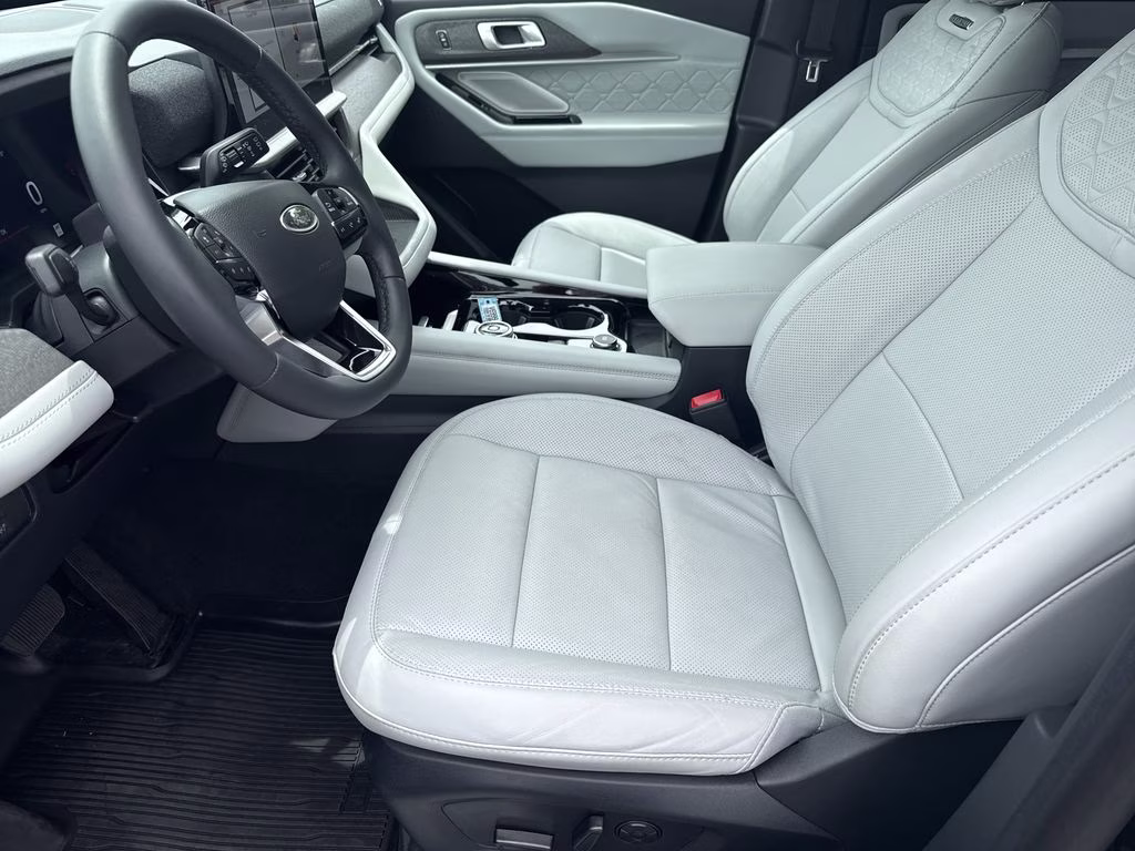 2025 Black Metallic Ford Explorer Platinum 4X4 SUV
