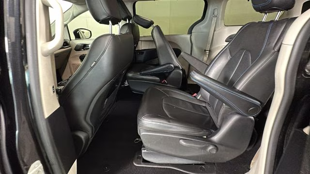 2021 Brilliant Black Crystal Pearlcoat Chrysler Pacifica Hybrid Touring L FWD Van