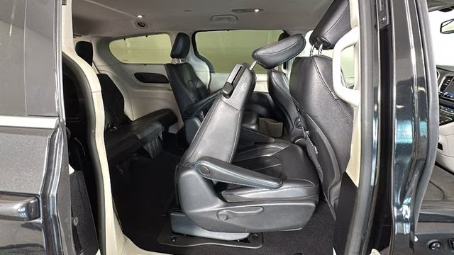 2021 Brilliant Black Crystal Pearlcoat Chrysler Pacifica Hybrid Touring L FWD Van