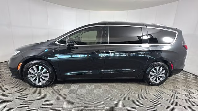 2021 Brilliant Black Crystal Pearlcoat Chrysler Pacifica Hybrid Touring L FWD Van
