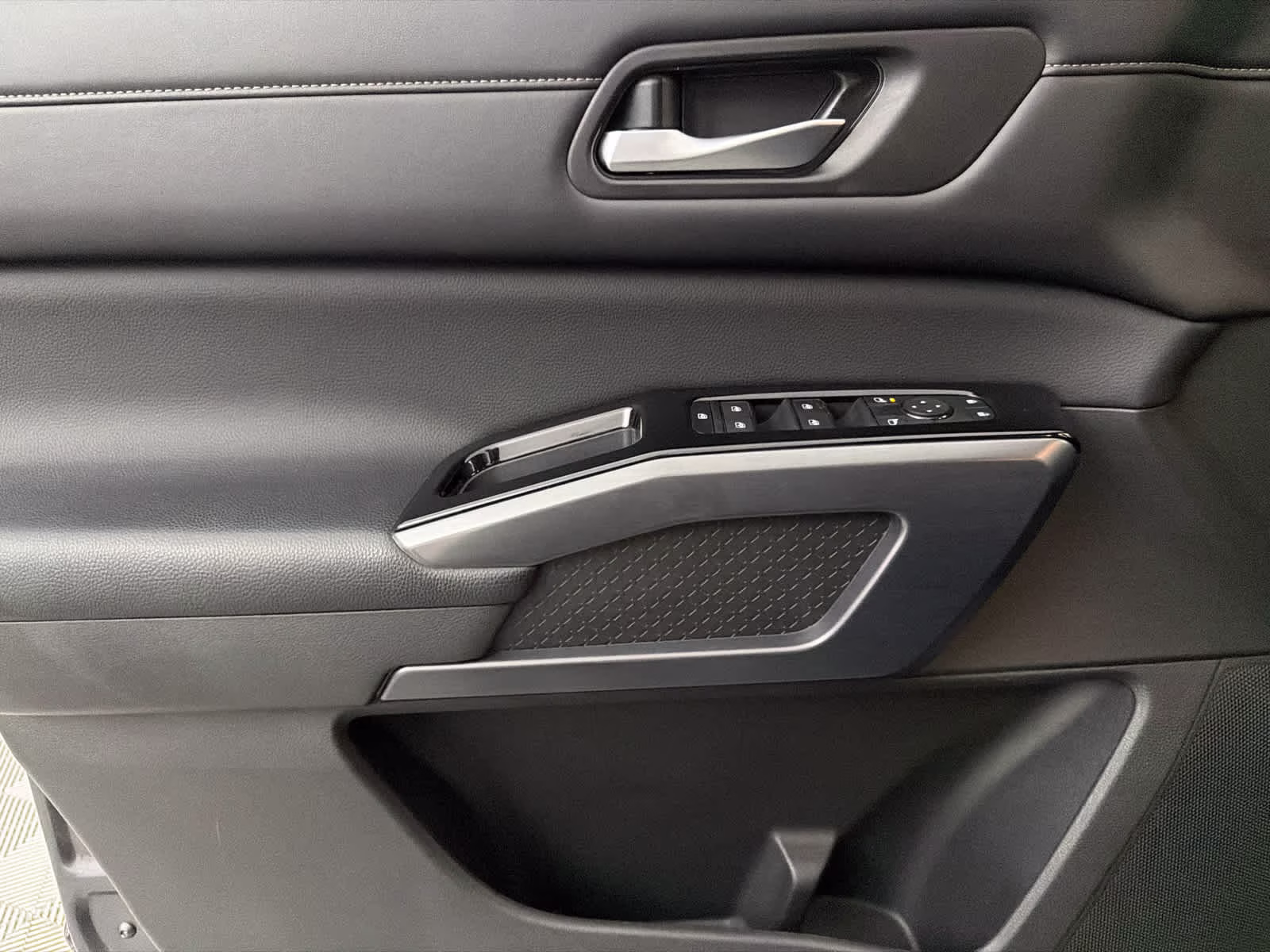 2024 Gun Metallic/Super Black Nissan Pathfinder SL FWD SUV