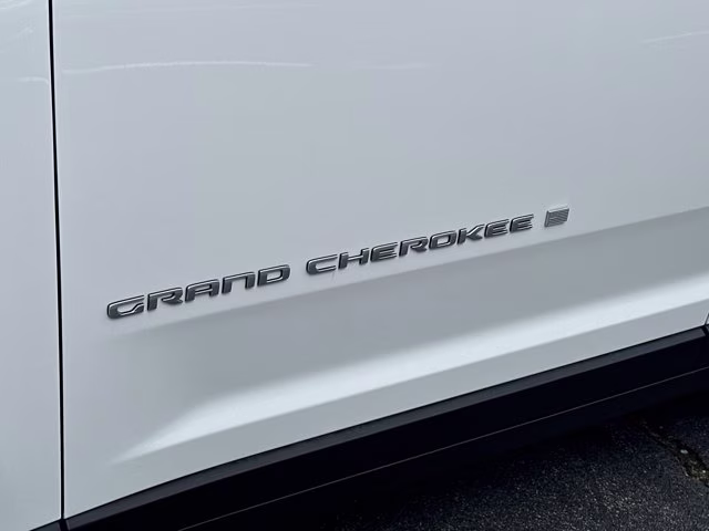 2025 Bright White Clearcoat Jeep Grand Cherokee L Limited 4X4 SUV