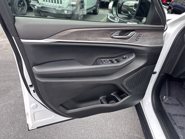 2025 Bright White Clearcoat Jeep Grand Cherokee L Limited 4X4 SUV