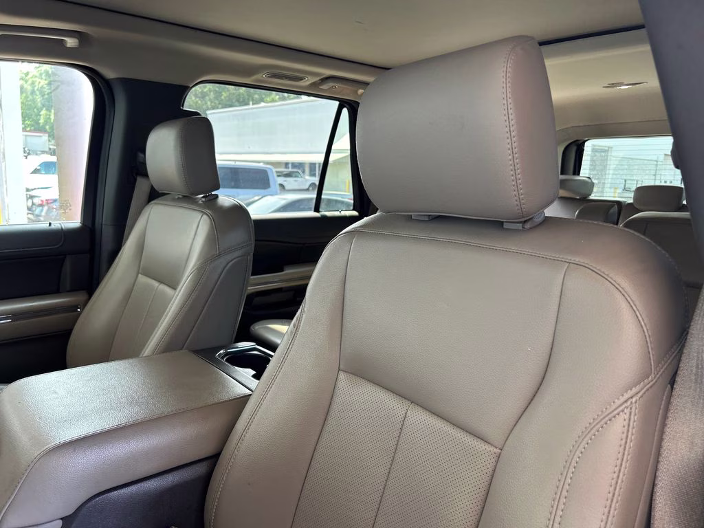 2020 Rapid Red Metallic Tinted Clearcoat Ford Expedition XLT RWD SUV