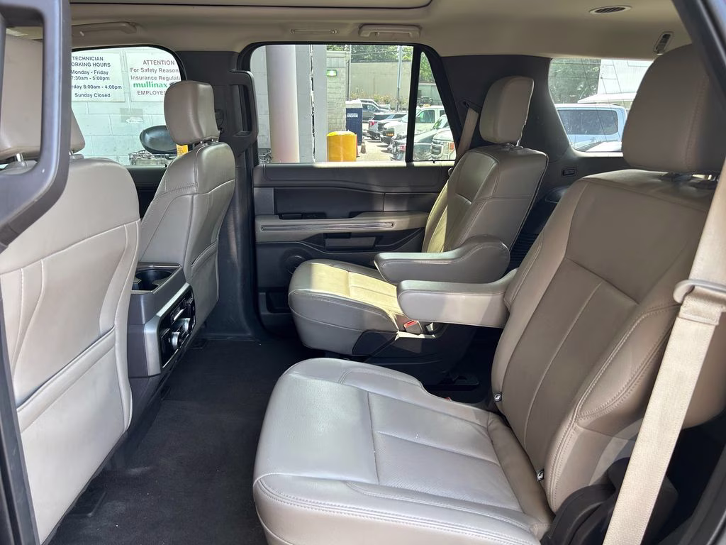 2020 Rapid Red Metallic Tinted Clearcoat Ford Expedition XLT RWD SUV