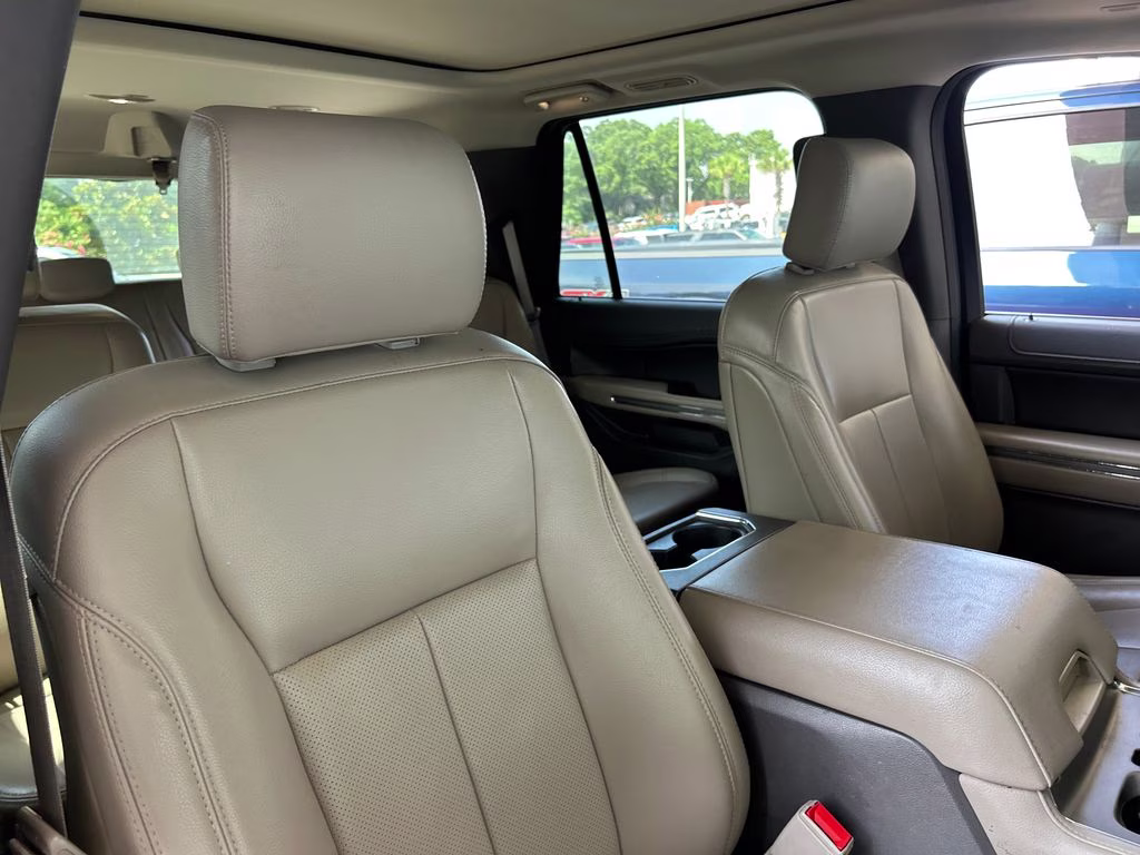 2020 Rapid Red Metallic Tinted Clearcoat Ford Expedition XLT RWD SUV