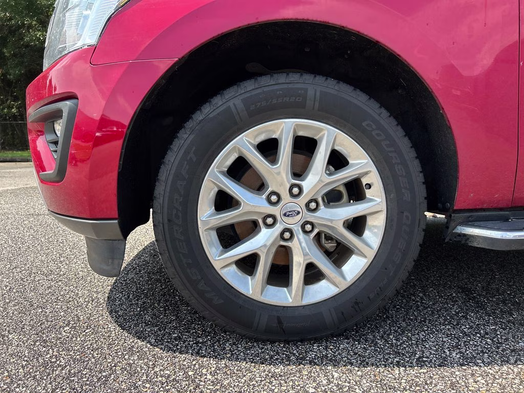 2020 Rapid Red Metallic Tinted Clearcoat Ford Expedition XLT RWD SUV