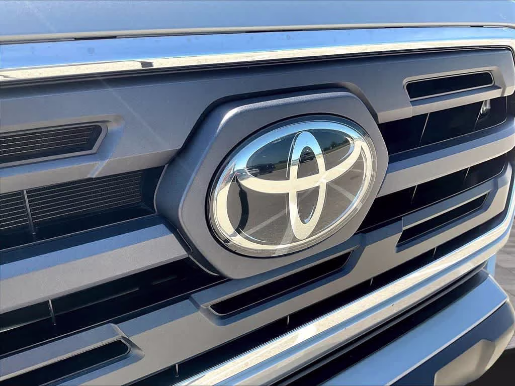 2019 Magnetic Gray Metallic Toyota Tacoma SR5 4X4 Truck