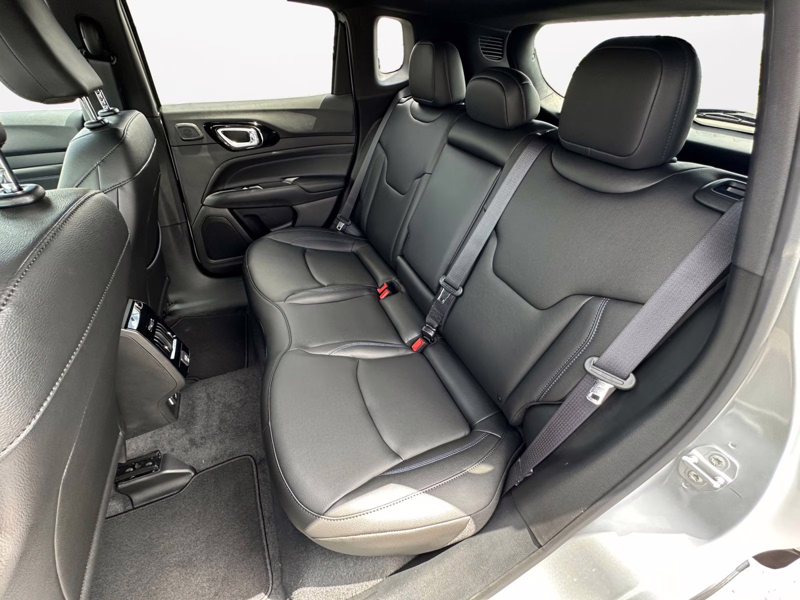 2025 Silver Zynith Metallic Clearcoat Jeep Compass Limited 4X4 SUV