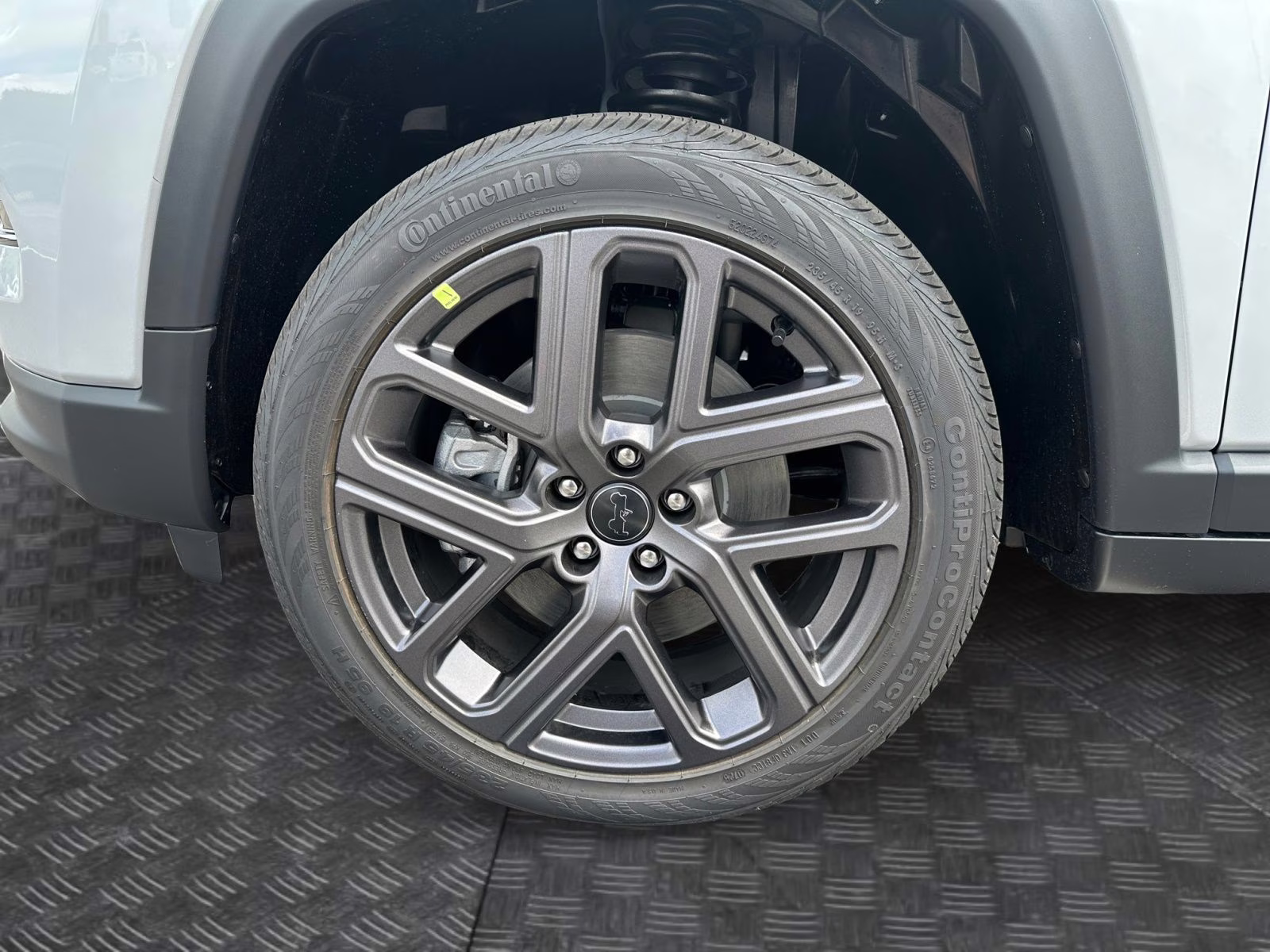 2025 Silver Zynith Metallic Clearcoat Jeep Compass Limited 4X4 SUV