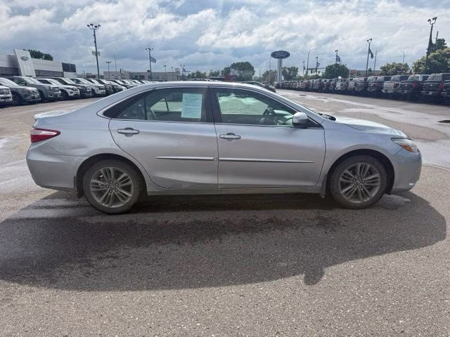 2017 Silver Toyota Camry SE FWD Sedan